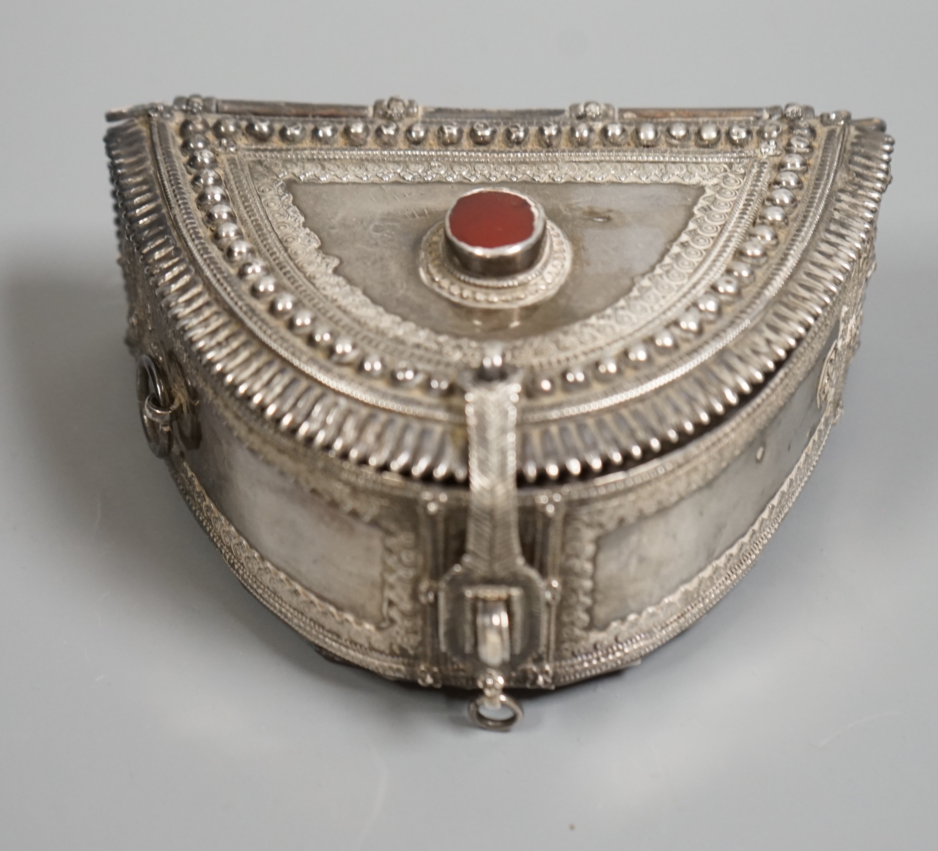 A Yemeni white metal and leather belt purse, early 20th century, 12.5cm wide